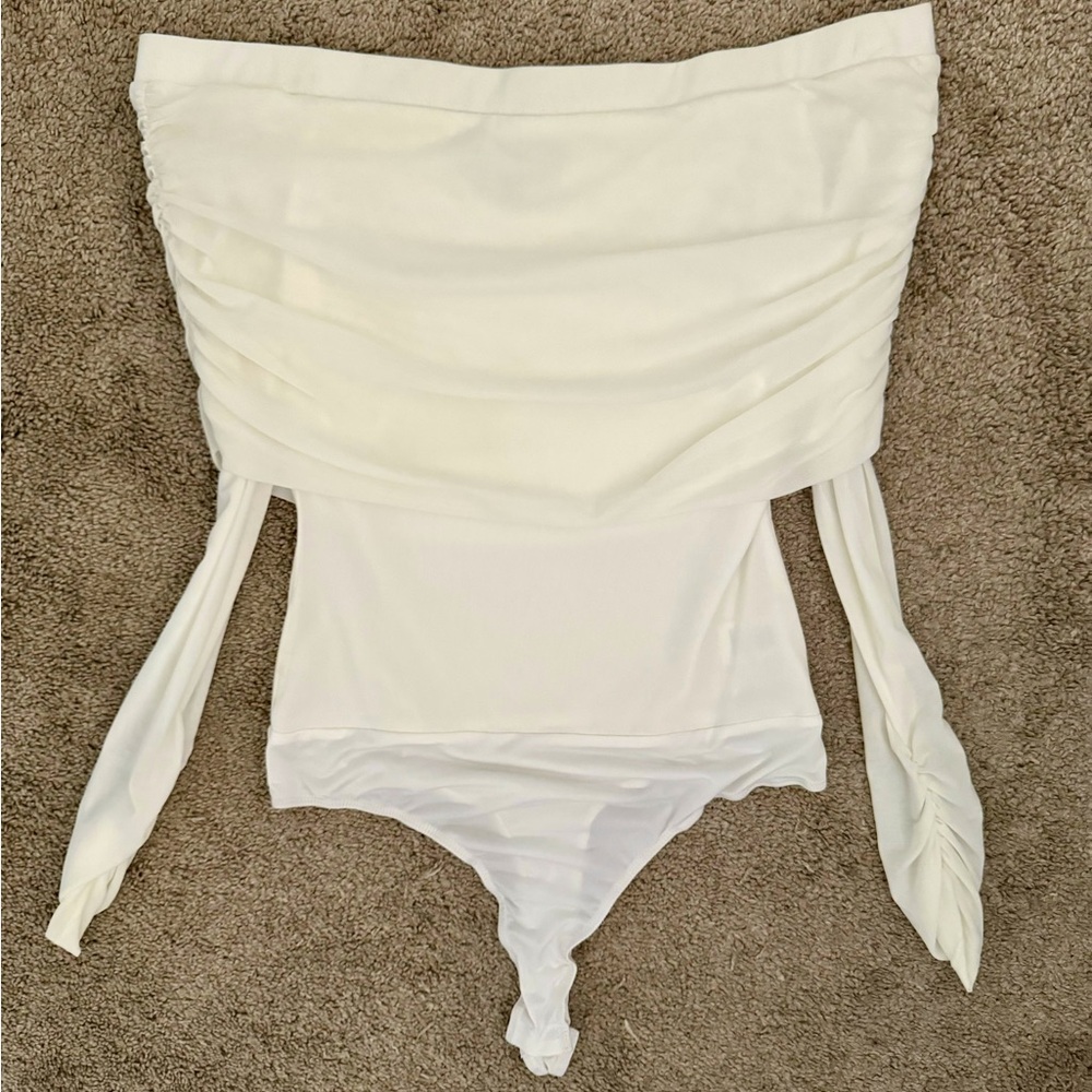Lulu’s off the shoulder ruched bodysuit size large
